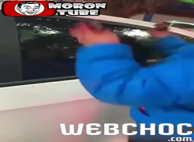 Video :She breaks all the windows of her husband's automobile because she is angry at being cheated on